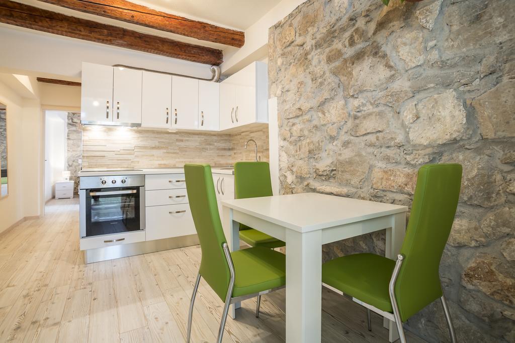 Apartma Sara *